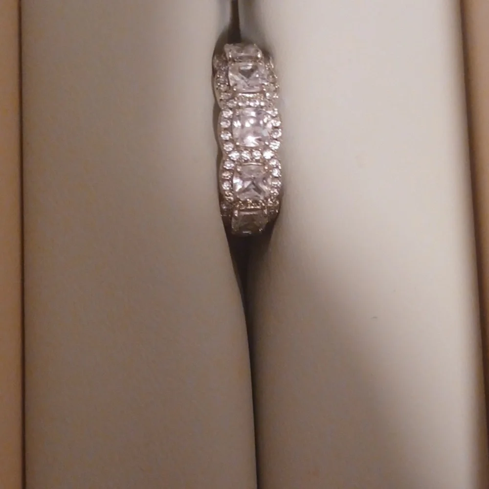 Everly Band Ring - Picture 2 of 4